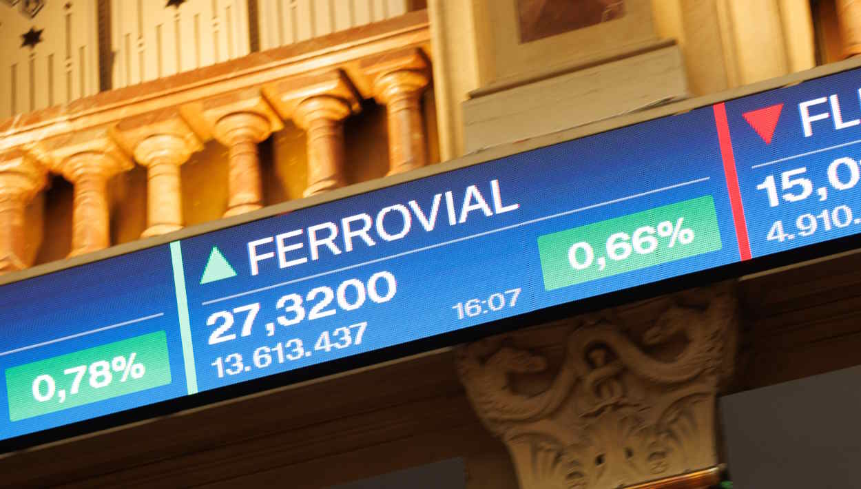 Un panel de cotización de Ferrovial en el Palacio de la Bolsa de Madrid. EP