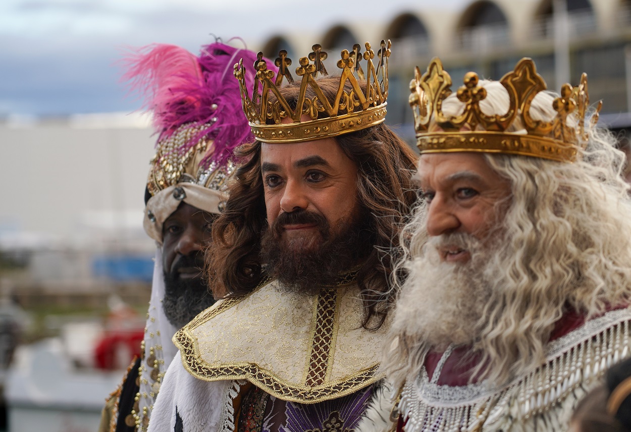 Los Reyes Magos saludan a los niños a su llegada a Valencia. Eduardo Manzana / Europa Press