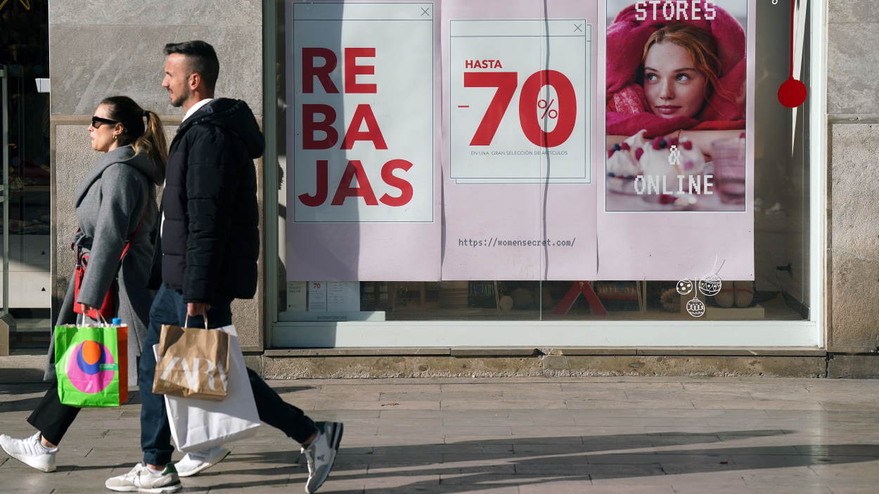 Facua alerta de los fraudes más habituales en las rebajas y da trucos para evitarlos. EP.