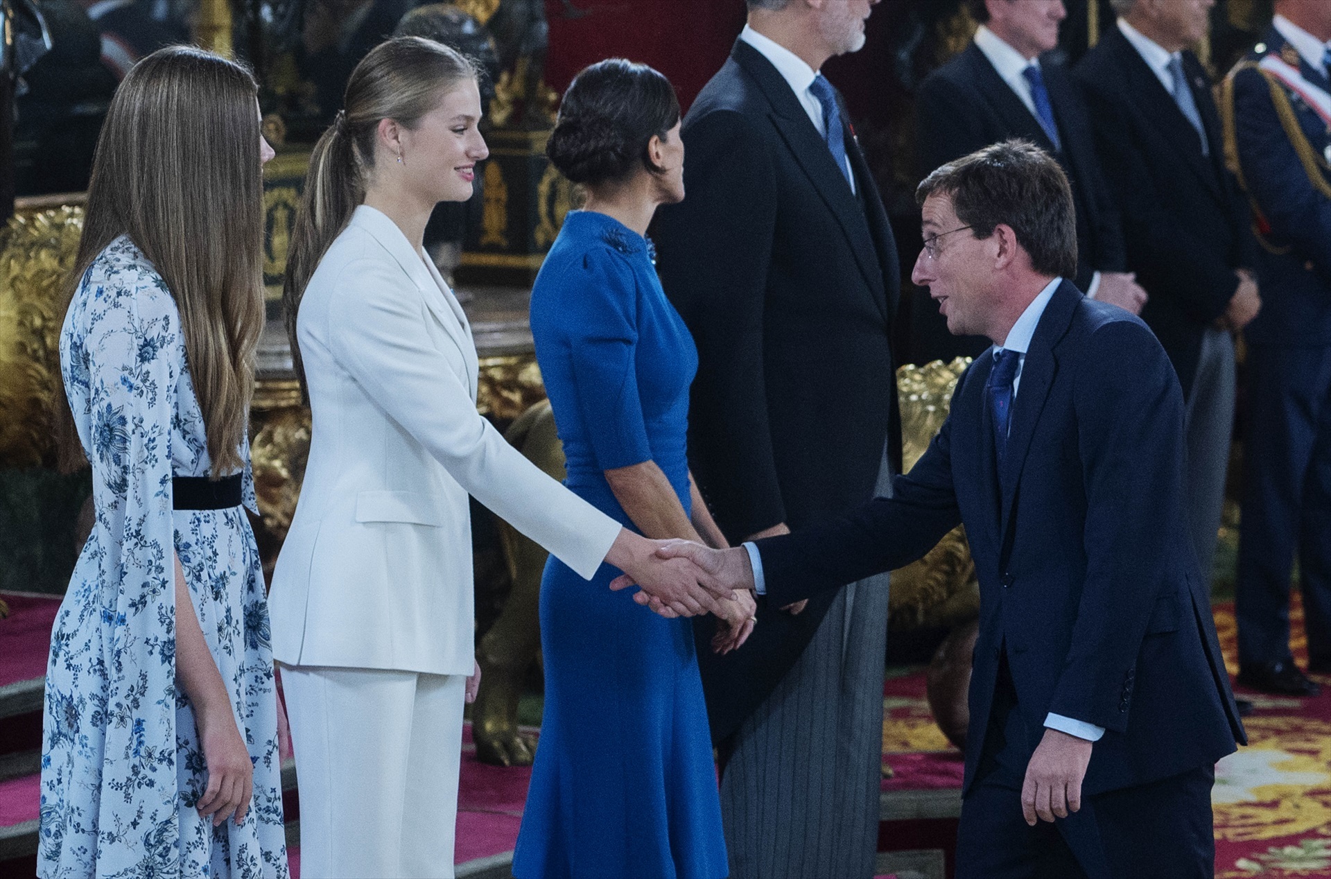 La princesa Leonor (2i) saluda al alcalde de Madrid, José Luis Martínez-Almeida 