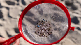 Recogida de pellets de plástico en una playa gallega. EP