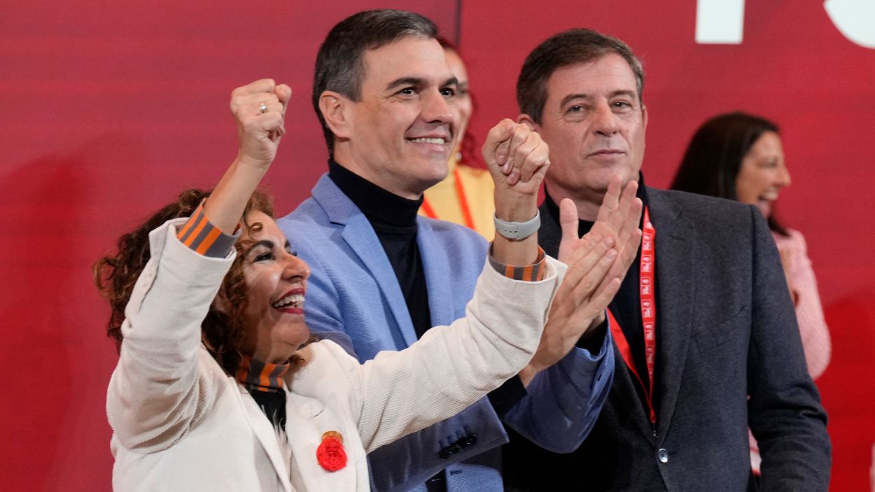 La vicepresidenta primera, María Jesús Montero (izquierda), junto al presidente del Gobierno, Pedro Sánchez (centro), y el candidato del PSOE a la Xunta de Galicia, José Ramón Gómez Besteiro. EP
