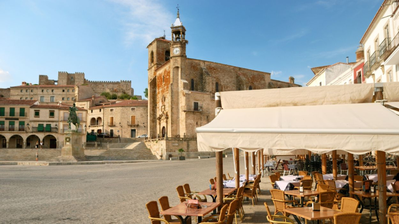 Plaza Mayor de Trujillo, que alberga bares restaurantes y la estatua de Francisco Pizarro.