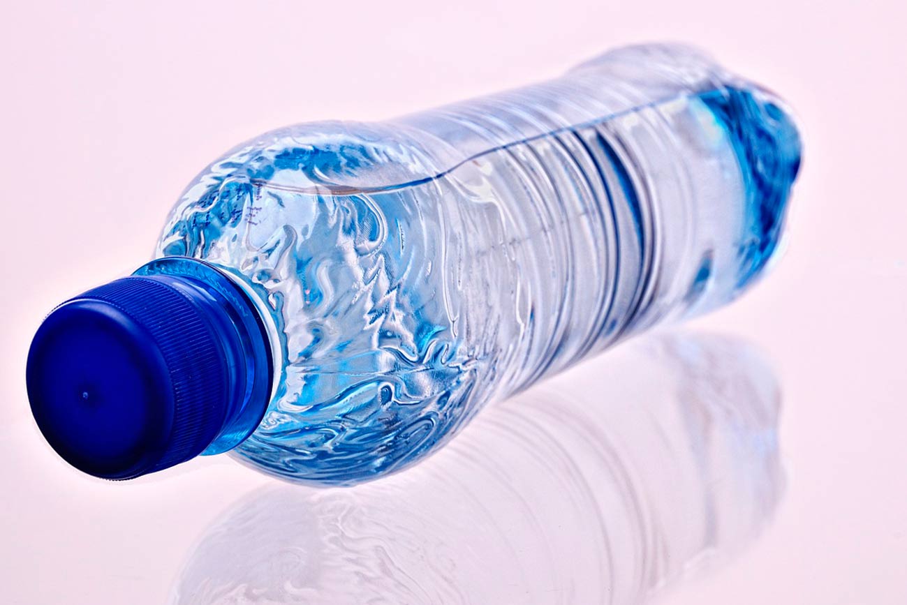 Descubren más microplásticos en las botellas de agua de lo que se pensaba