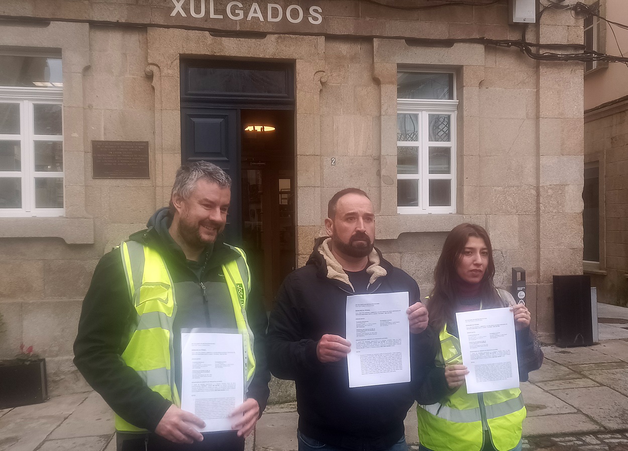 Imagen de los representantes de Ecoloxistas en Acción esta mañana ante los Juzgados de Noia (Foto: Ecoloxistas en Acción).