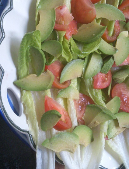 Ensalada de aguacate cebolleta y tomate y pollo guisado al limón