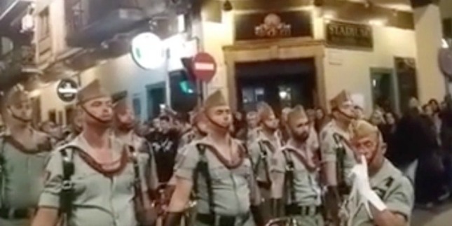 Un legionario borracho dirige una procesión de Semana Santa