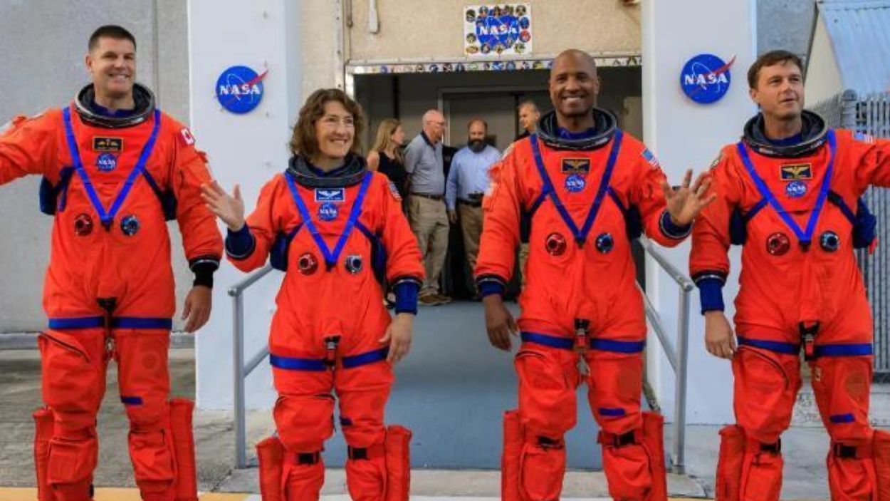 Astronáutas de la NASA de la misión Artemis II a la órbita de la Luna. EP.