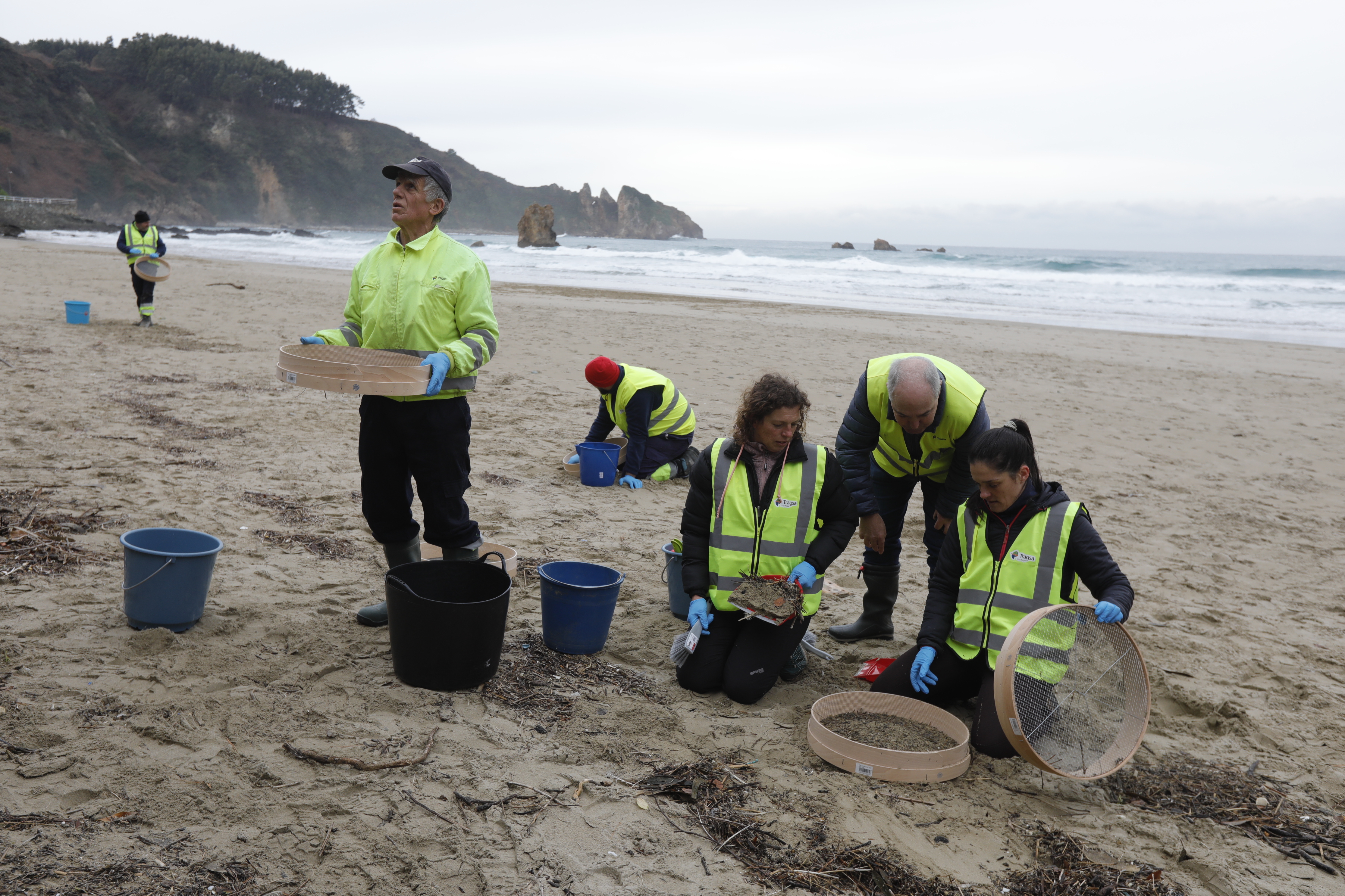 Operarios de TRAGSA recogen pellets de plástico en Asturias