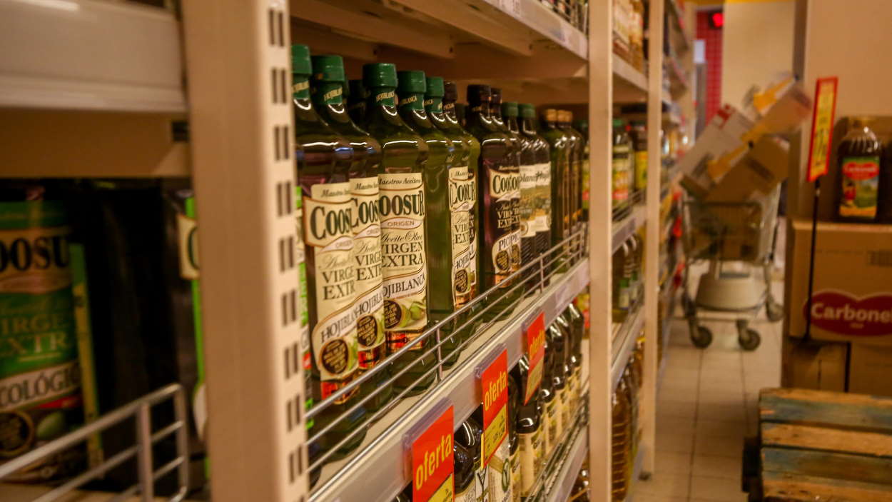 El aceite de oliva es un hasta un 154% más caro que hace un año en algunos supermercados. EP.