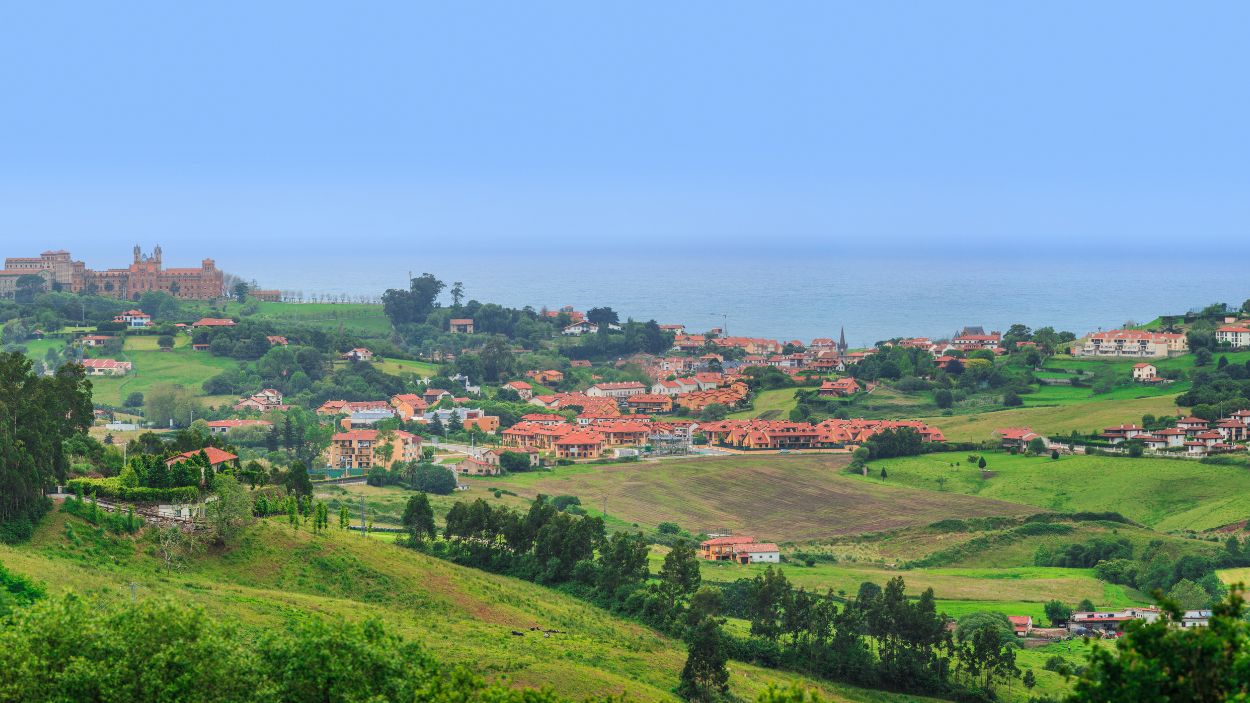 Vista panorámica de Comillas, el pintoresco pueblo de Cantabria que alberga una importante obra modernista de Gaudí.