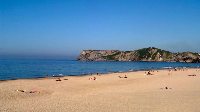 Playa de Comillas, famosa por su arena fina y dorada, el destino favorito de los turistas en verano.