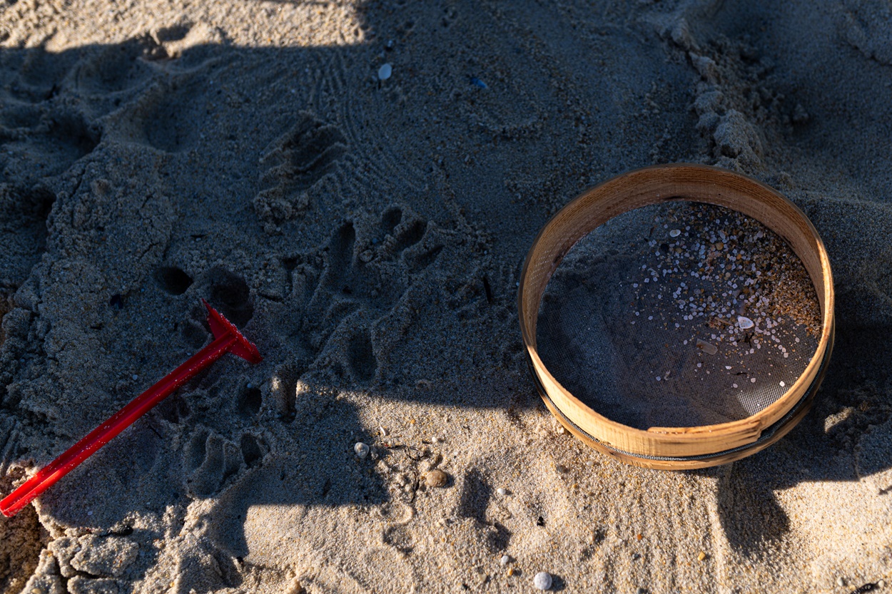 Continúa la recogida de pellets en las playas gallegas (Foto: Europa Press).
