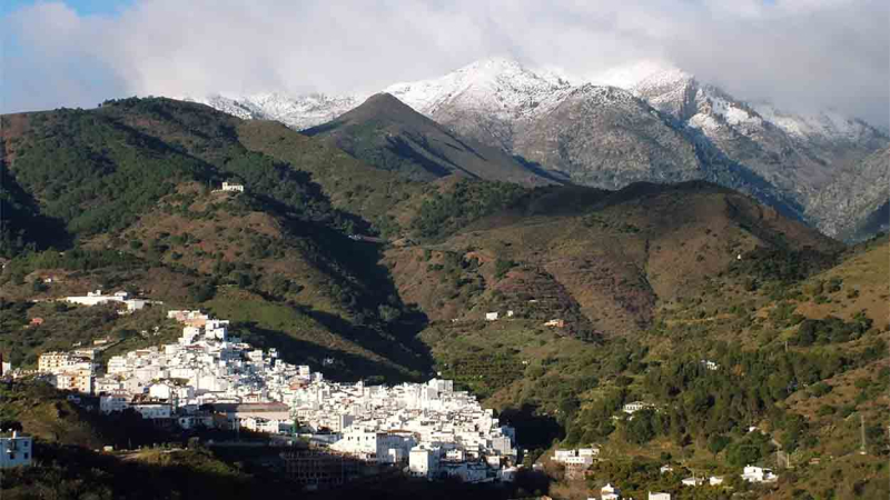 Tolox, en Málaga, combina la belleza de los pueblos blancos y la tranquilidad de las montañas.