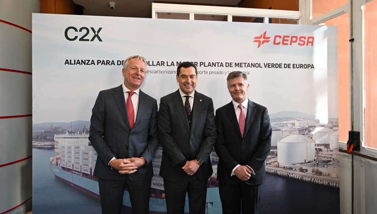 Maarten Wetselaar, CEO de Cepsa; Juan Manuel Moreno Bonilla, presidente de la Junta de Andalucía, y Brian Davis, CEO de C2X en el acto de la firma conjunta