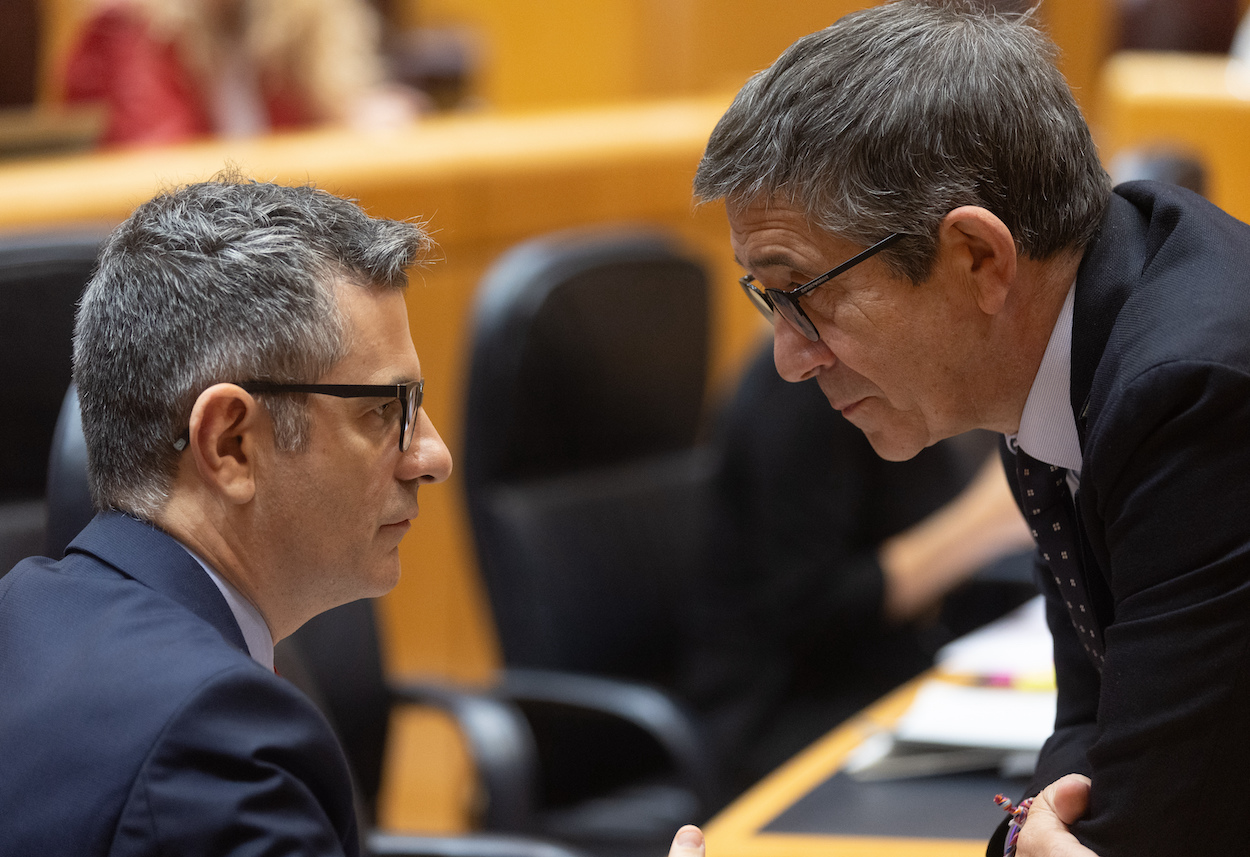 El ministro de Justicia, Félix Bolaños, conversa durante el pleno con el portavoz del PSOE en el Congreso, Patxi López. EP