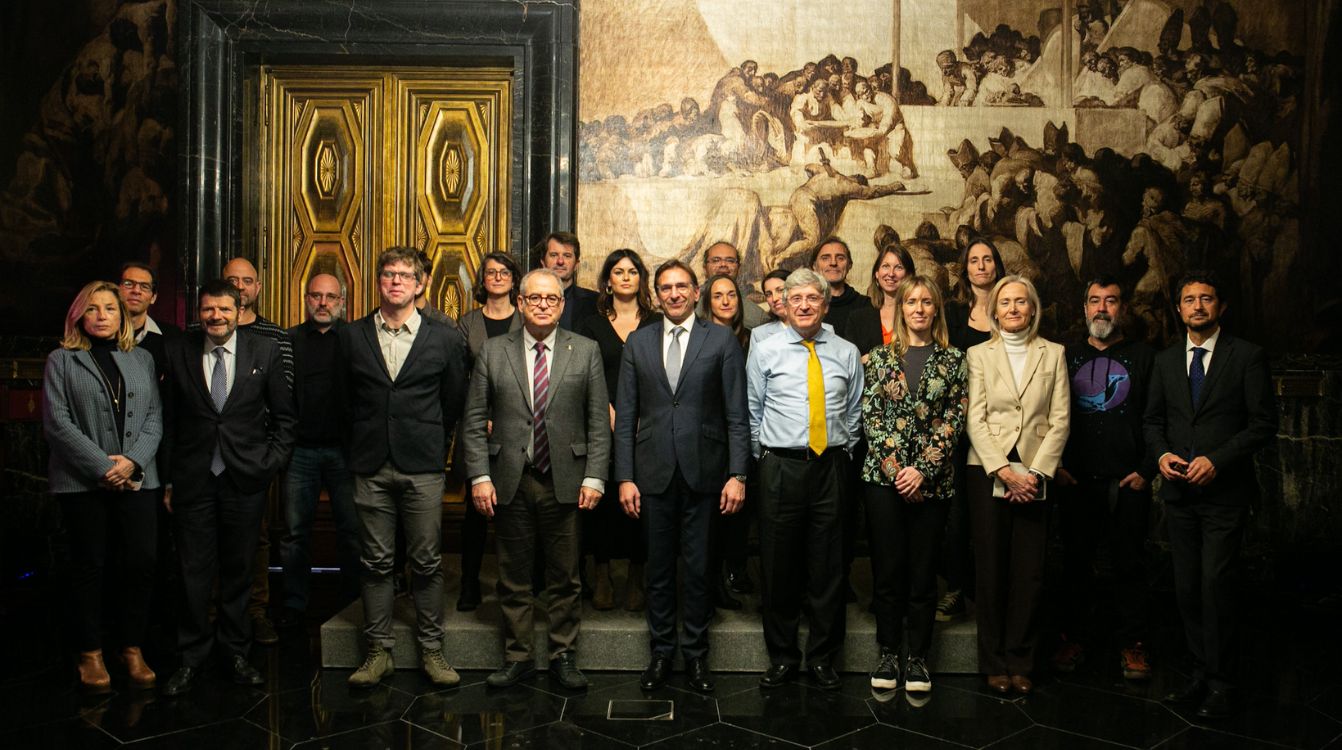 Fotografía de familia de los investigadores líderes de los proyectos subvencionados, junto con Ignasi López y diversos representantes del Ayuntamiento de Barcelona