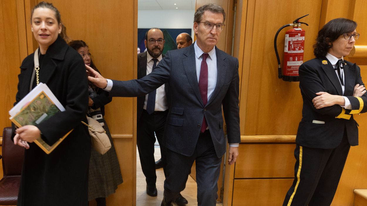 El líder del PP, Alberto Núñez Feijóo, a su llegada a un pleno del Congreso de los Diputados, en el Palacio del Senado, a 10 de enero de 2024, en Madrid (España). EP