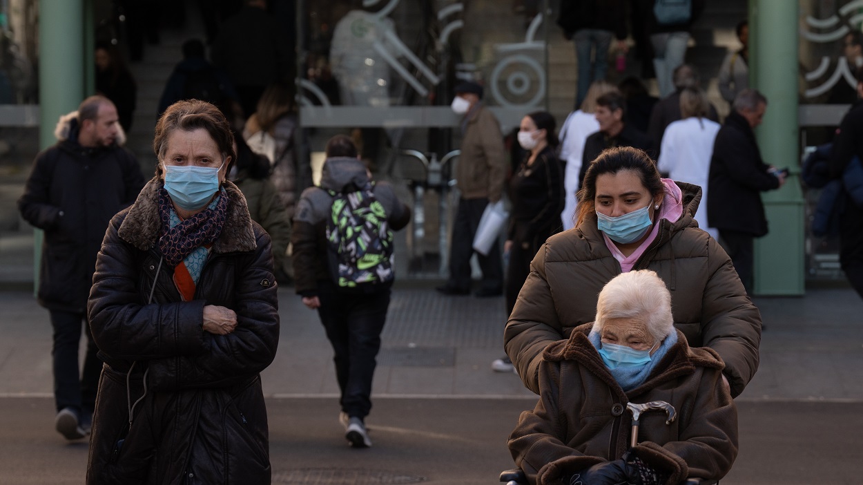 Personas con mascarillas en las inmediaciones del Hospital Clínic de Barcelona. EP