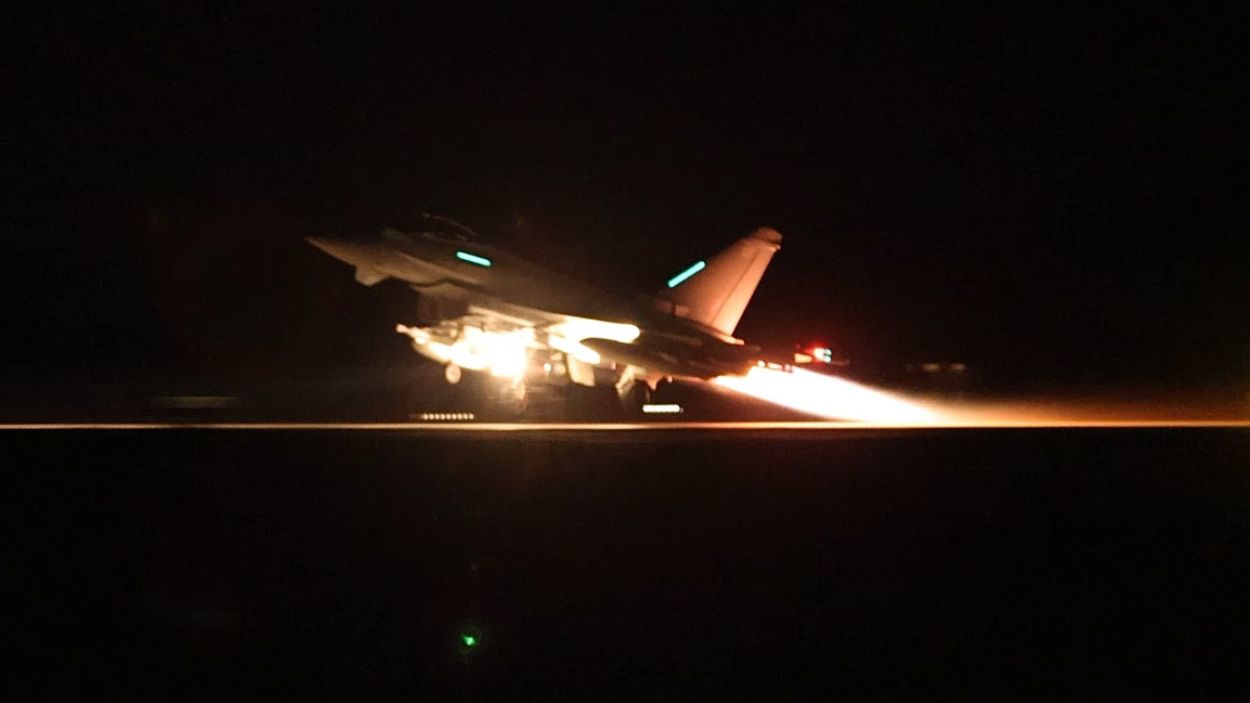 Un avión de la Fuerza Aérea británica despega para atacar posiciones rebeldes hutíes en Yemen. EP. 
