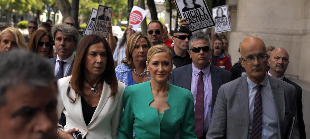 Cristina Cifuentes, con su jefa de gabinete, Marisa González (i).