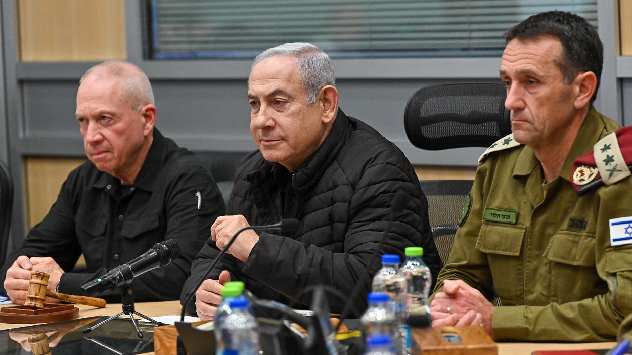 El ministro de defensa israelí, Yoav Gallant (i), el primer ministro, Benjamin Netanyahu, (c) y el jefe del Estado Mayor del IDF, Herzi Halevi (d). EP