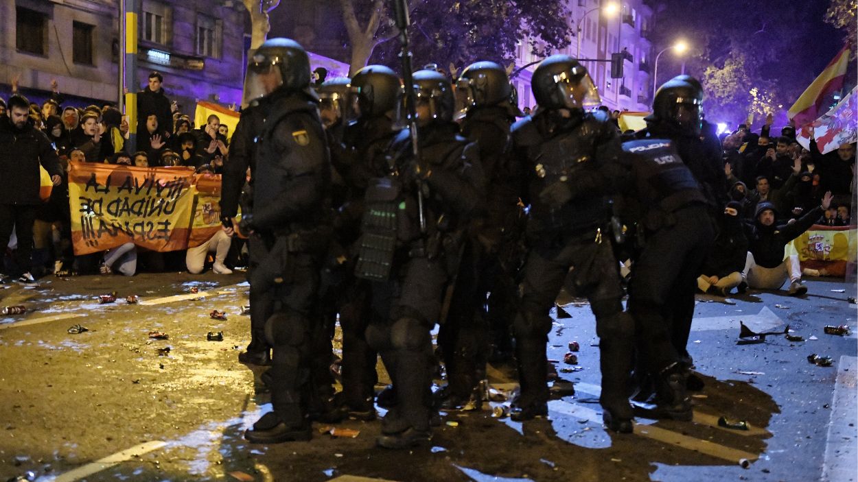 Decenas de manifestantes con banderas se enfrentan a la Policía, durante una concentración en contra de la amnistía, frente a la sede del PSOE en la calle Ferraz, a 7 de noviembre de 2023, en Madr