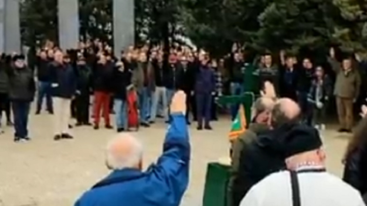 Falangistas en el monumento en homenaje a los fascistas rumanos. Twitter
