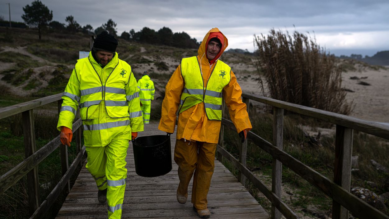 La Xunta se salta su propio protocolo en la recogida de pellets de plástico de las playas de Galicia