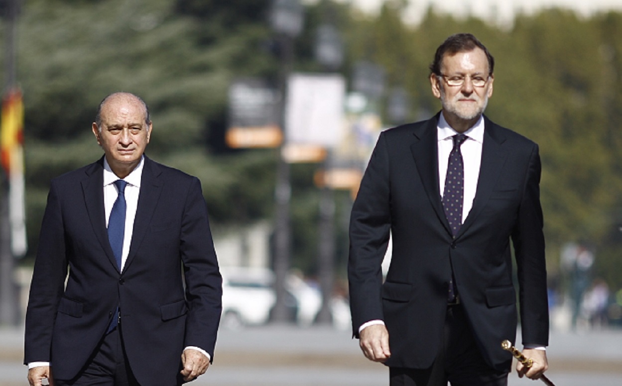 Jorge Fernández Díaz y Mariano Rajoy en la entrega de la Bandera Nacional a la primera Zona de la Guardia Civil