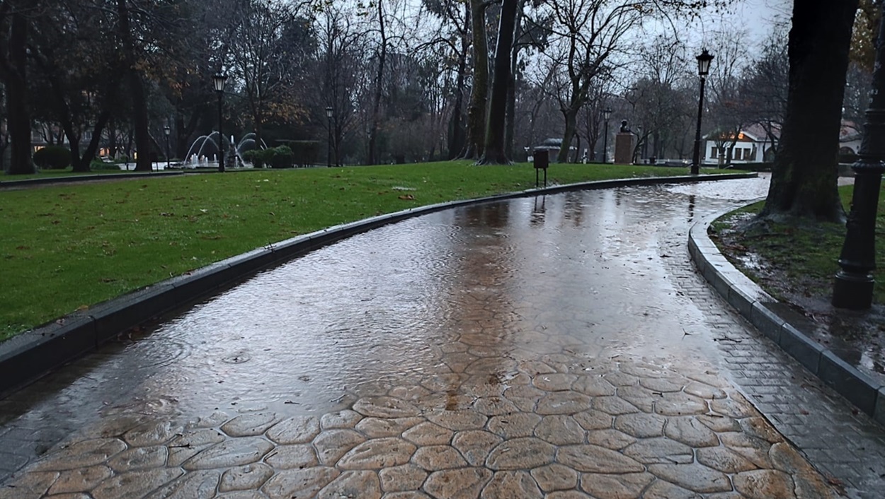 Una zona del Campo San Francisco de Oviedo inundada con motivo de las lluvias. EP.