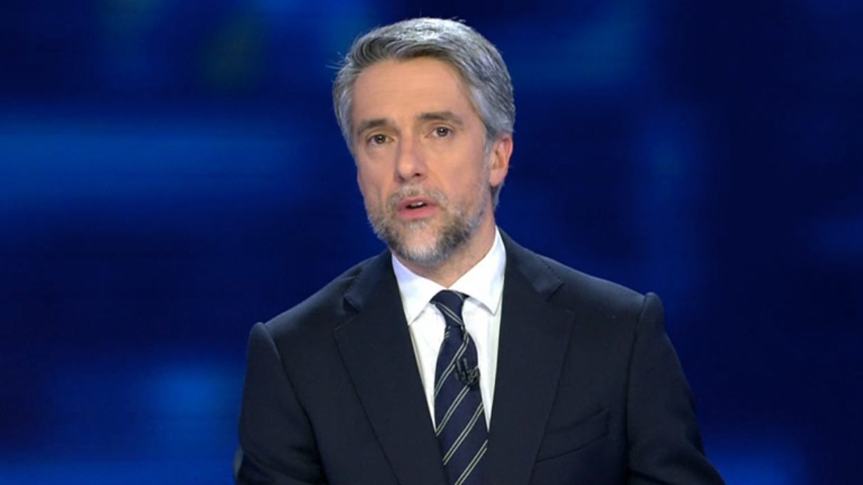 Carlos Franganillo, durante su estreno como presentador de 'Informativos Telecinco'. Mediaset España