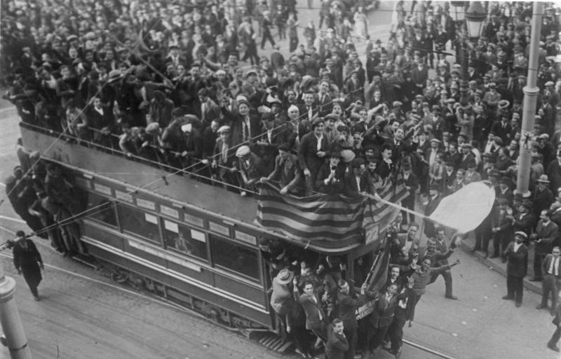 Celebraciones de la proclamación de la Segunda República Española en Barcelona, 1931, extraído de los archivos federales de Alemania.