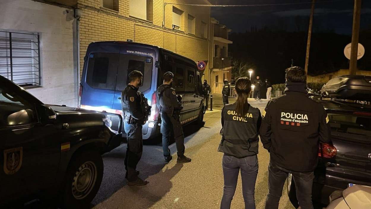 Guardia Civil y Mossos en una operación antiyihadista en Cataluña y Extremadura. EP.