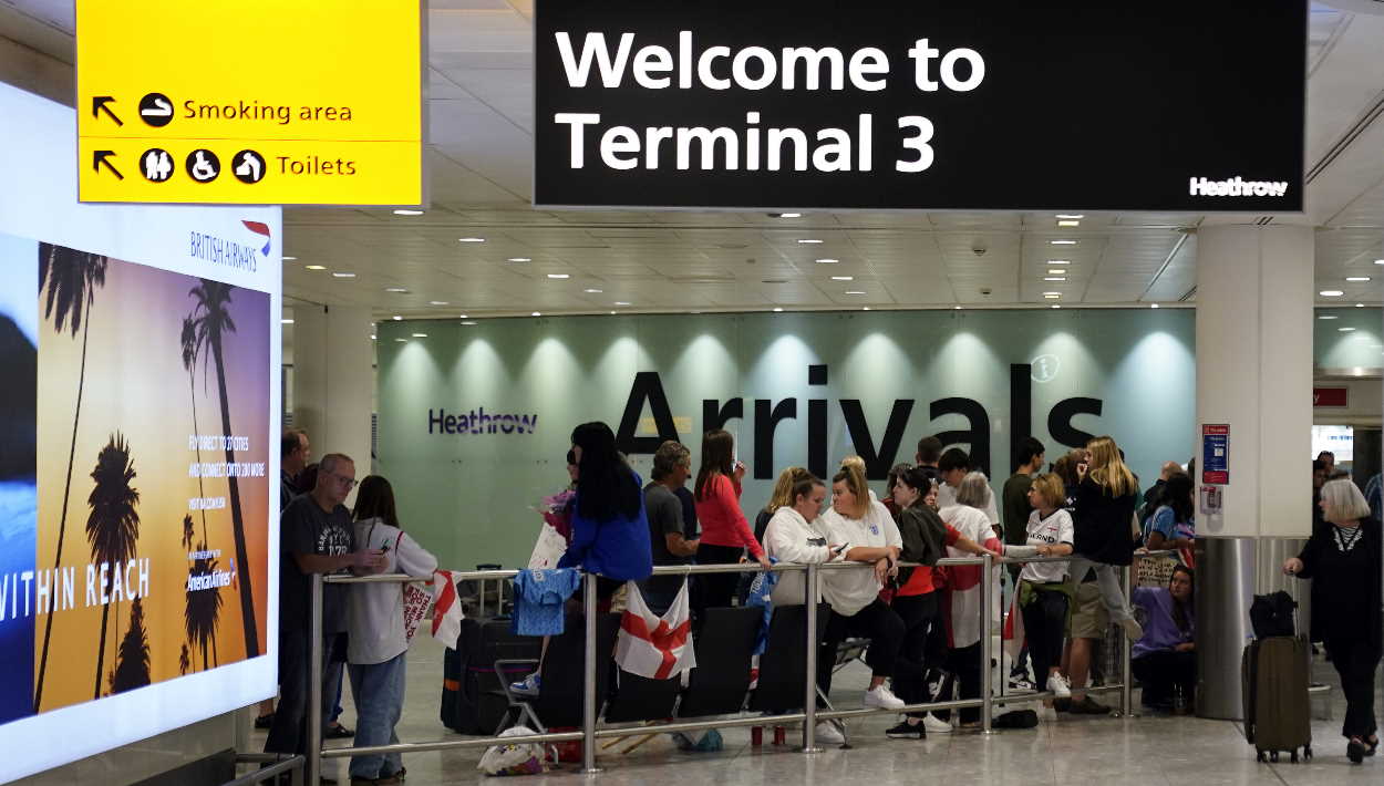 Pasajeros en el aeropuerto londinense de Heathrow, donde Ferrovial tiene una participación del 25%. EP