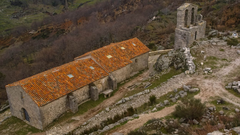 Iglesia de San Juan Bautista situada en el pueblo de Trevejo, Sierra de Gata. 