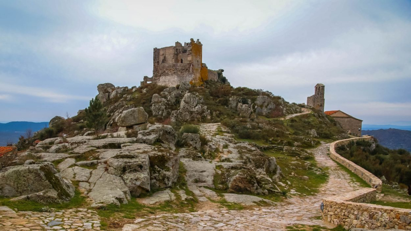 El Castillo de Trevejo, una fortaleza medieval situada en la Sierra de Gata, Cáceres.