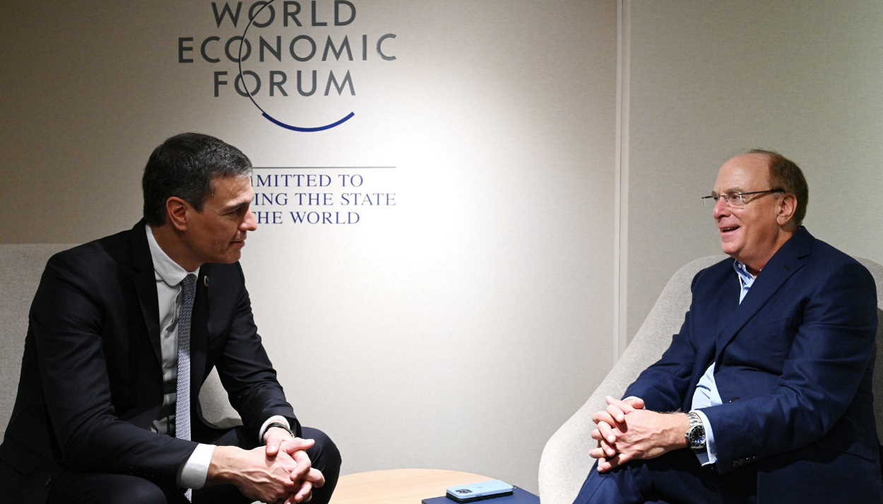 El presidente del Gobierno, Pedro Sánchez, junto al líder de BlackRock, Larry Fink, durante la reunión celebrada en el Foro de Davos de 2023
