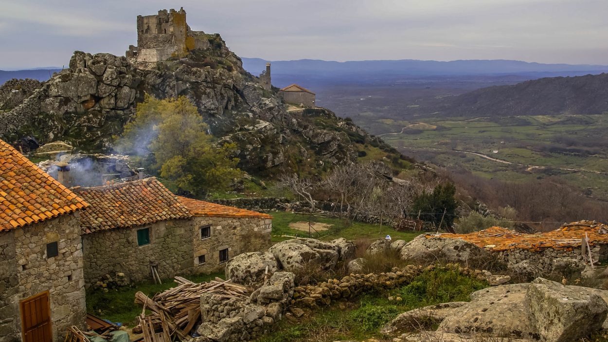 Trevejo, la aldea de Extremadura que alberga un castillo de la Reconquista y tumbas antropomorfas.