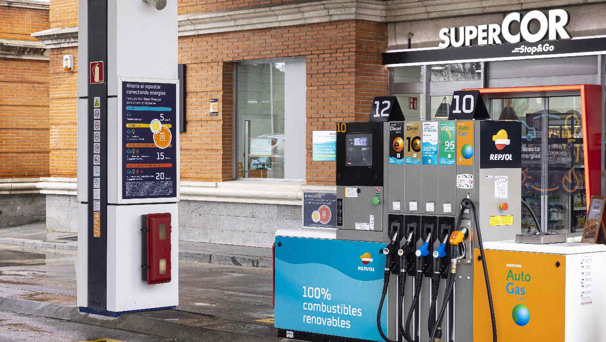 Surtidor con gasolina renovable en una de las estaciones de servicio de Repsol