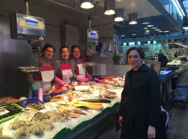 La alcaldesa de Barcelona, Ada Colau, se fotografía con unas pescaderas