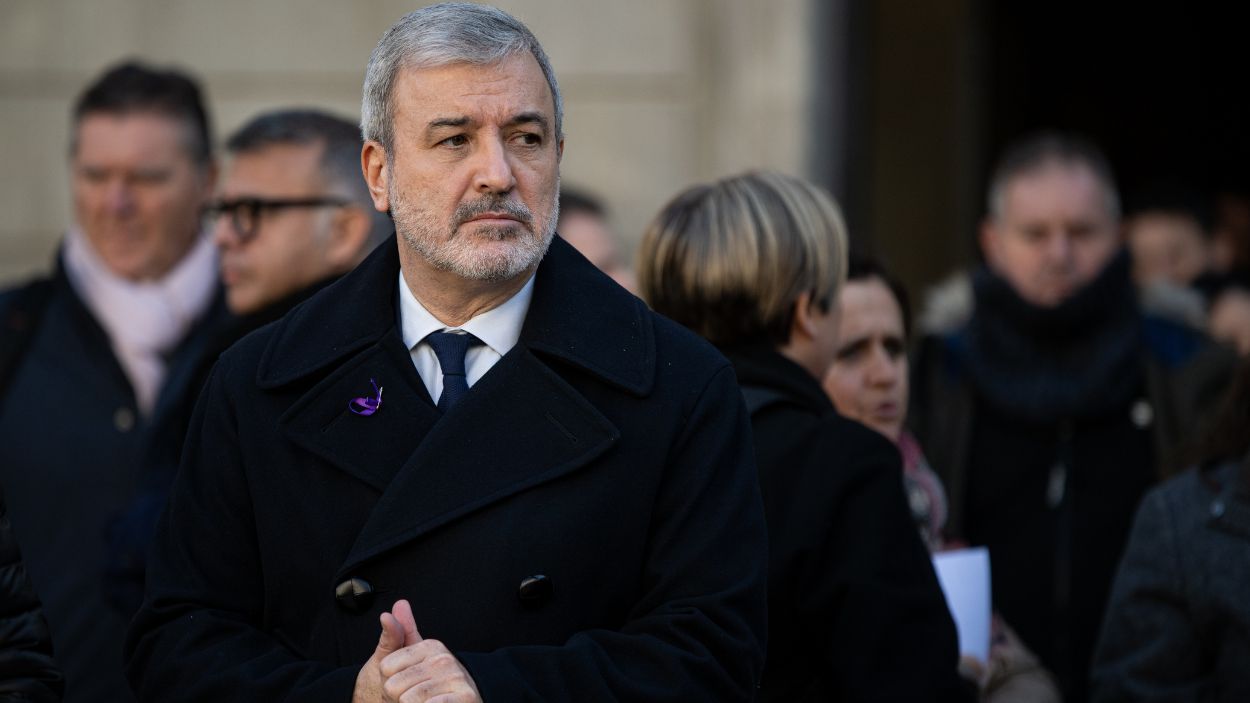 El alcalde de Barcelona, Jaume Collboni, en un minuto de silencio en el Ayuntamiento de Barcelona. EP. 