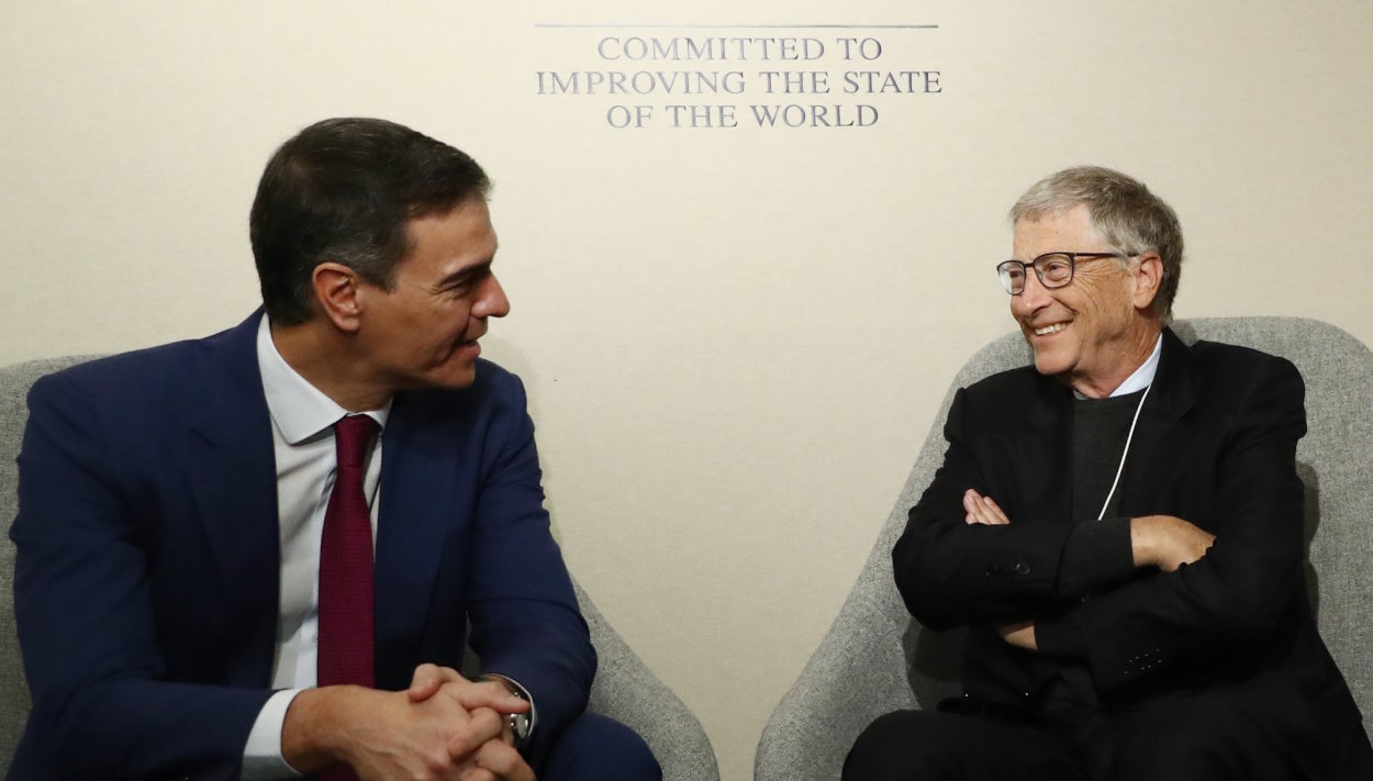 El presidente del Gobierno, Pedro Sánchez, junto al fundador de Microsoft, Bill Gates, en la reunión celebrada esta mañana en el Foro de Davos