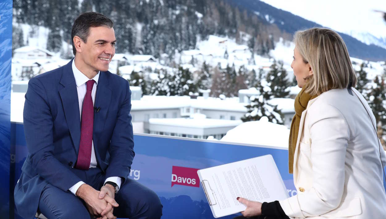 El presidente del Gobierno, Pedro Sánchez, durante la entrevista con Bloomberg en Davos