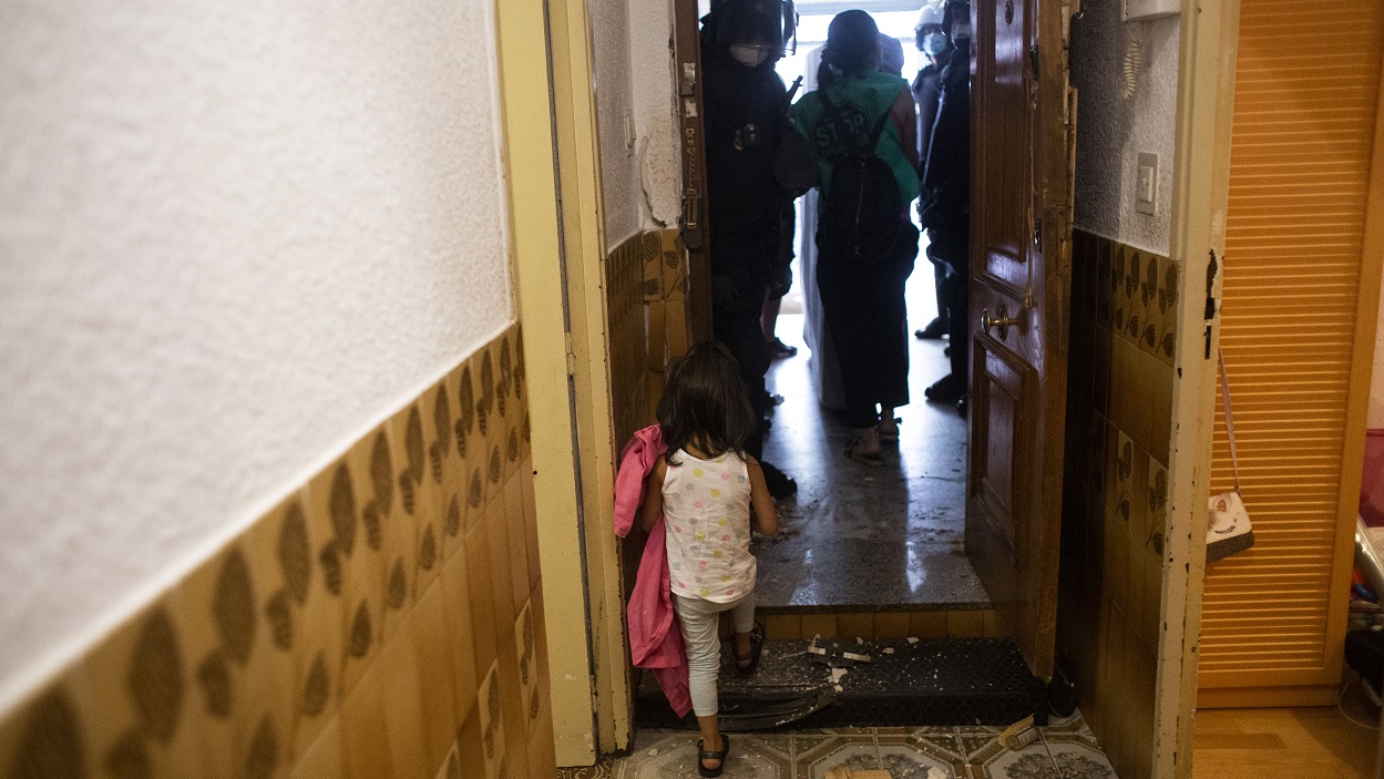 Vecinos de Alcorcón que impidieron el desahucio de una madre y su hijo de cuatro años se enfrentan a tres años y medio de cárcel. EP.