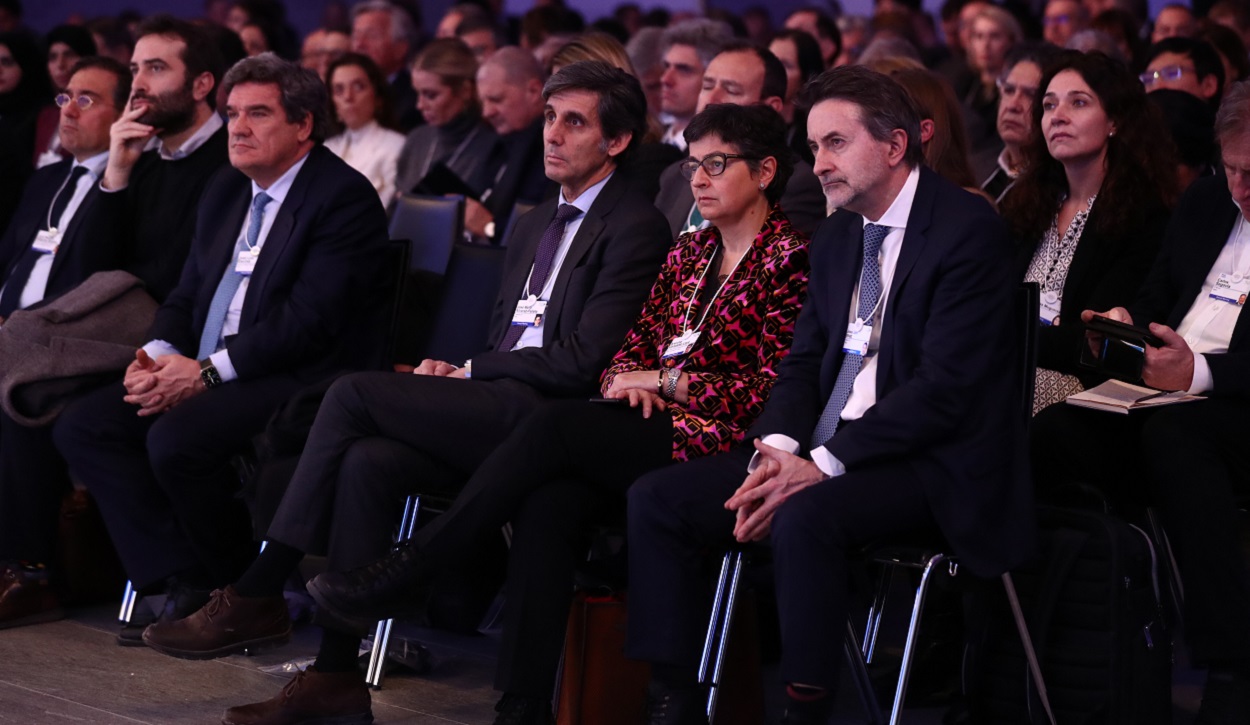 Miembros de la delegación española, tanto empresarial como gubernamental, escuchan la intervención de Sánchez en el Foro de Davos. EP