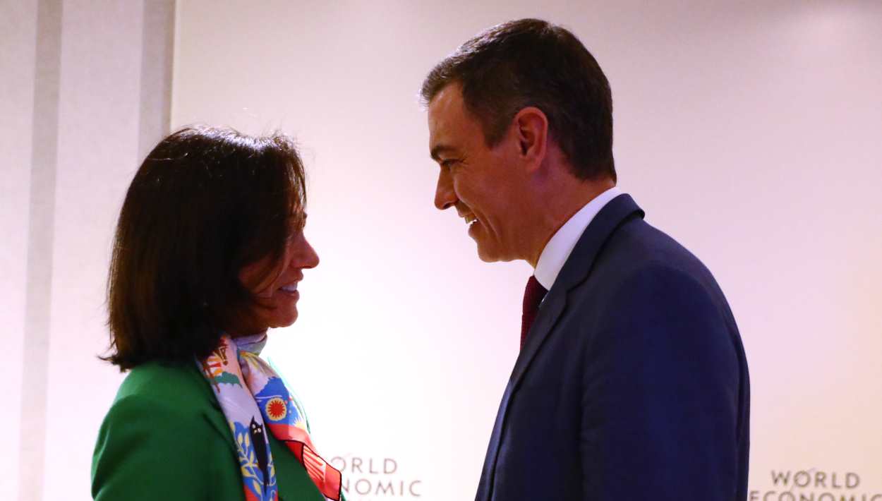 La presidenta de Banco Santander, Ana Botín, junto al presidente del Gobierno, Pedro Sánchez, durante su encuentro en el Foro de Davos