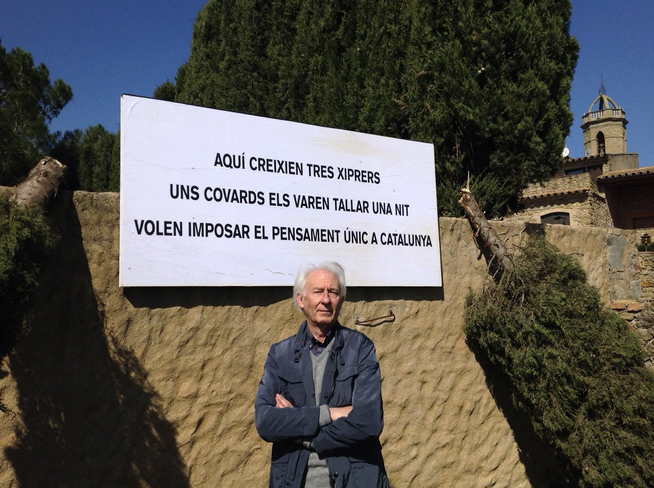 Fotografía facilitada por Albert Boadella del cartel que ha colocado en su casa del Ampurdán para denunciar  los ataques que viene sufriendo su propiedad desde hace un año.