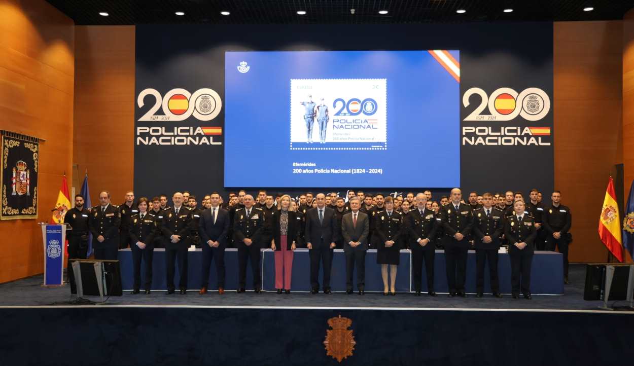 Foto de familia en el bicentenario de la Policía Nacional