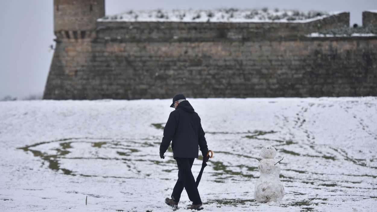 Una persona camina por la nieve en Jaca, Huesca. EP.